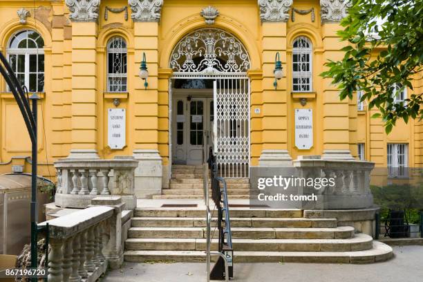entrada a baños termales de szechenyi de interior. - baños széchenyi fotografías e imágenes de stock