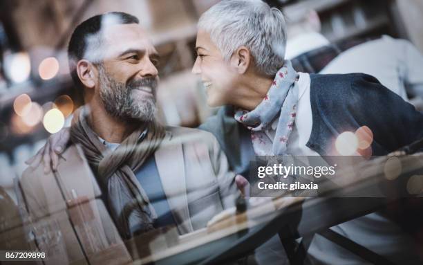 koffiepauze gesprek. - tache café stockfoto's en -beelden