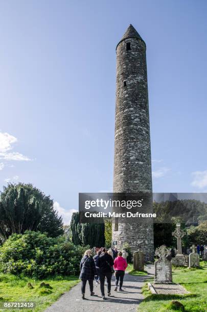 格蘭達洛修道院的圓的塔在秋天期間 - irish round tower 個照片及圖片檔