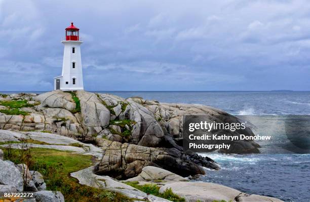 peggy's cove- halifax nova scotia - littoral rocheux photos et images de collection