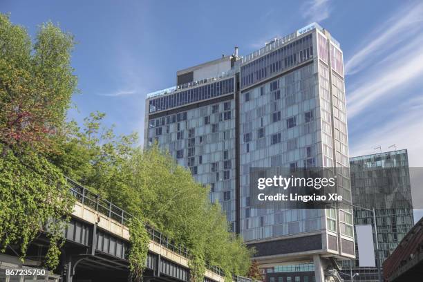 the standard hotel above high line park, manhattan, new york - chelsea hotel stock-fotos und bilder