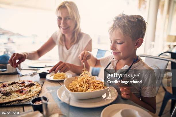 mutter und sohn essen im hotelrestaurant - family restaurant stock-fotos und bilder