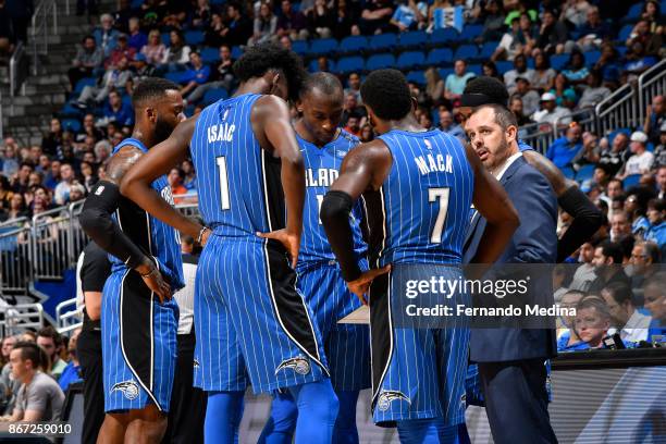 The Orlando Magic review plays with head coach Frank Vogel of the Orlando Magic during the game against the San Antonio Spurs on October 27, 2017 at...