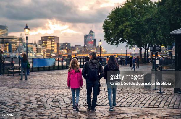 father with his teenage and pre-teen daughters visiting london - back shot position stock pictures, royalty-free photos & images