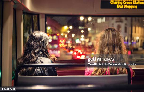 teenagers traveling by bus - individu étrange photos et images de collection