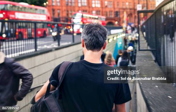 man going down to the underground - london tube photos et images de collection