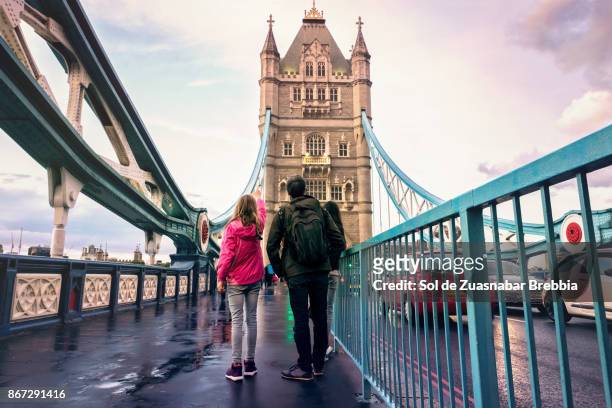 family on tower bridge - london england foto e immagini stock