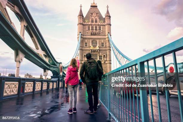 family on tower bridge - family holiday europe stockfoto's en -beelden