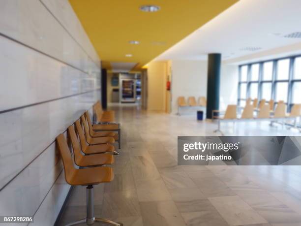 waiting room of a hospital with machines for drinks and snacks - helicobacter pylori stockfoto's en -beelden