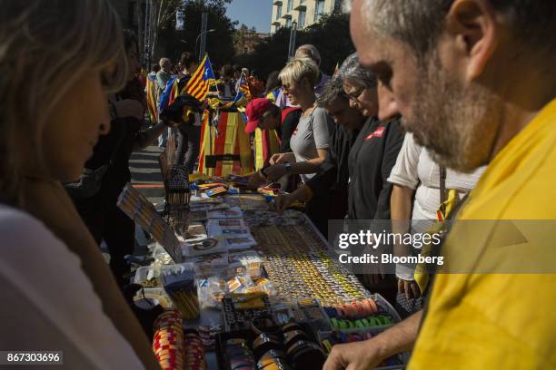 Pro-Catalan separatist supporters purchase souvenirs from street vendors in Barcelona, Spain, on Friday, Oct. 27, 2017. Catalonias tumultuous push...