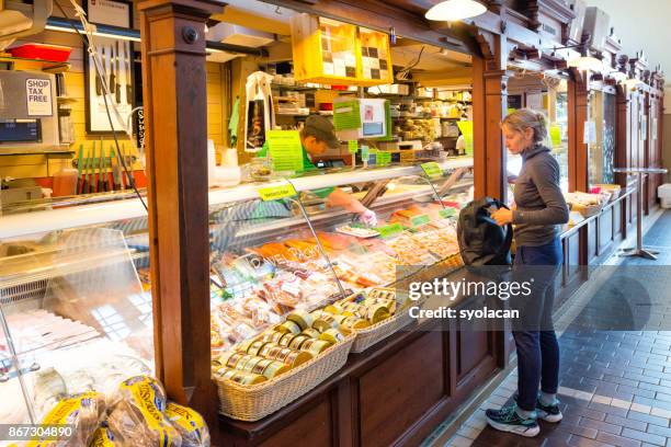 innerlijke uitzicht op de oude markt kauppatori in helsinki - syolacan stockfoto's en -beelden