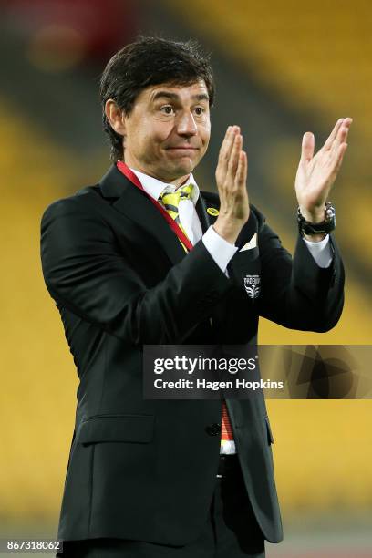 Coach Darije Kalezic of the Phoenix talks to his players during the round four A-League match between the Wellington Phoenix and the Brisbane Roar at...