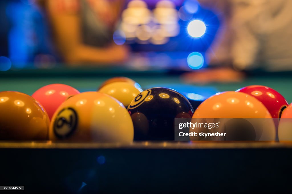 Close up van pool ballen op de tafel.