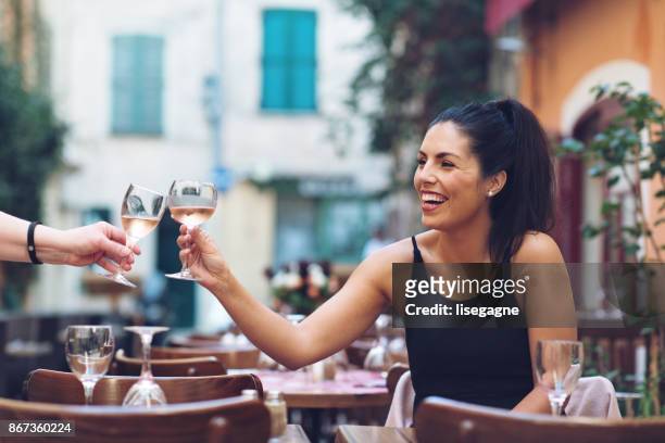 tourist-frau, die eine glasse wein in st-tropez - provence alpes cote d'azur stock-fotos und bilder