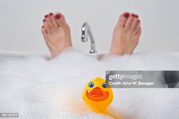 duck and feet in bath - bubbelbad stockfoto's en -beelden