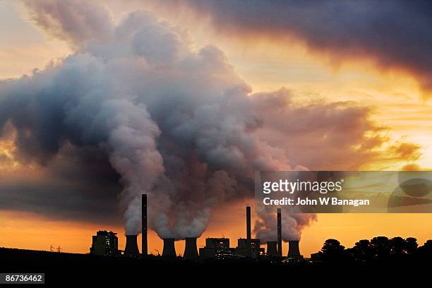 power station - luftverschmutzung stock-fotos und bilder