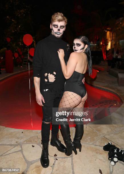 Actors Levi Meaden and Ariel Winter attend Just Jared's 6th Annual Halloween Party on October 27, 2017 in Beverly Hills, California.