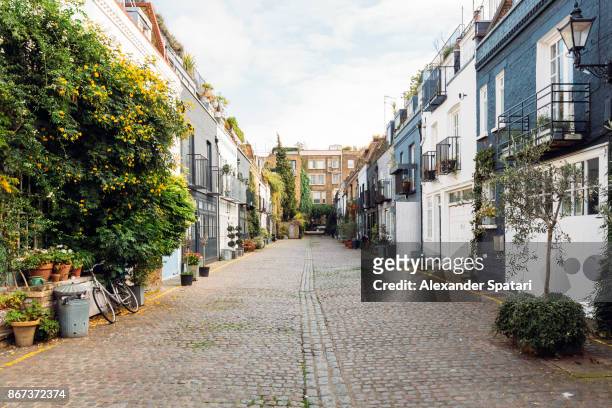 calm street with mews houses in notting hill, london, greater london, uk - greater london stock-fotos und bilder