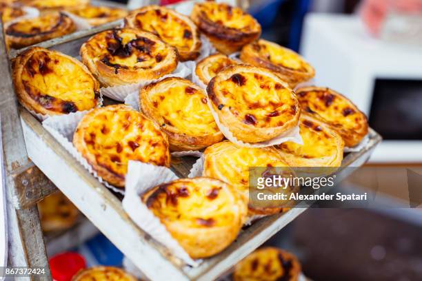 traditional portuguese pastry - pastel de nata - on a market stand - lissabon stock-fotos und bilder