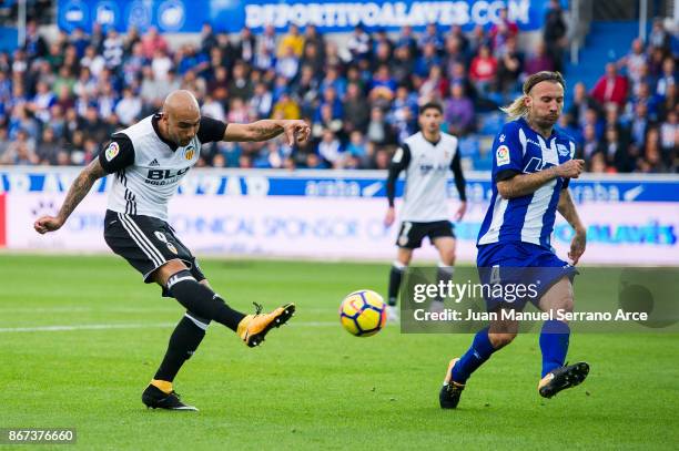 Simone Zaza of Valencia CF scoring a goal during the La Liga match between Deportivo Alaves and Valencia CF at Estadio de Mendizorroza on October 28,...