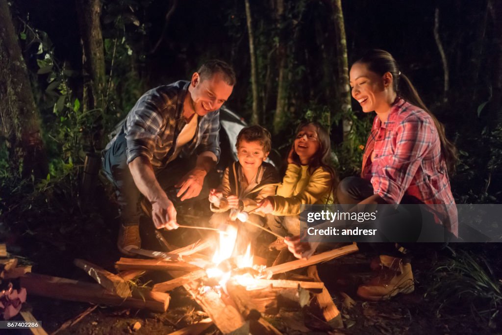 Família feliz se divertindo acampar
