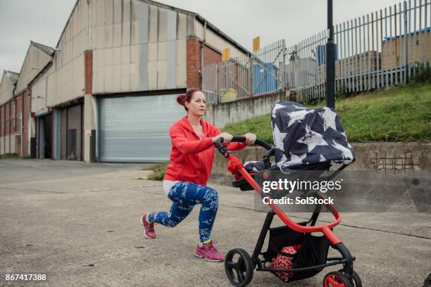 Moeder met kinderwagen Stretching na Run