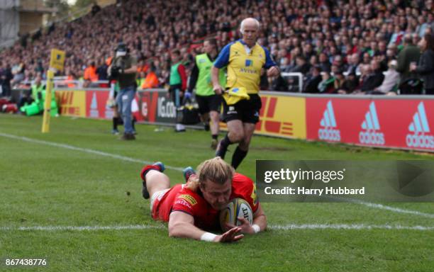 David Denton of Worcester Warriors scores his side's first try during the Aviva Premiership match between Harlequins and Worcester Warriors at...