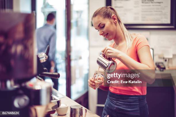 barista arbeitet in einem kaffee shop - hipster coffee shop candid stock-fotos und bilder