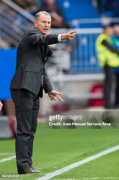 Head coach Gianni De Biasi of Deportivo Alaves reacts during the La Liga match between Deportivo Alaves and Valencia CF at Estadio de Mendizorroza on...