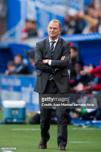 Head coach Gianni De Biasi of Deportivo Alaves reacts during the La Liga match between Deportivo Alaves and Valencia CF at Estadio de Mendizorroza on...