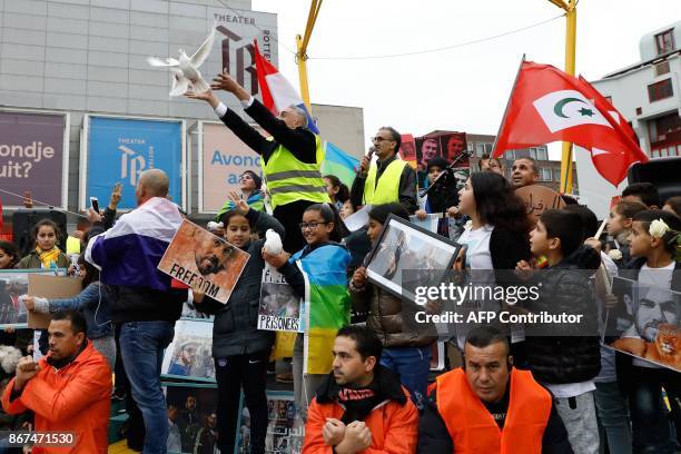 Prostesters release doves as they demonstrate against the situation in the Rif-area in Morocco, October 28, 2017 in the center of Rotterdam. / AFP...