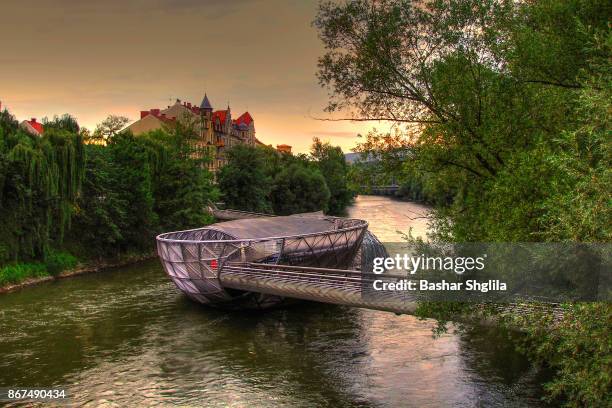 murinsel on mur river - graz - fotografias e filmes do acervo