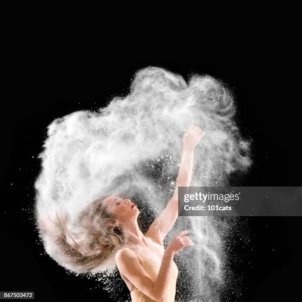 schöne ballett-tänzerin, mit pulver auf der bühne tanzen - ballet powder stock-fotos und bilder