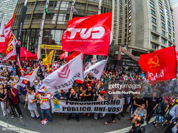 Trade union representatives gathered in front of the Office of the President of the Republic, on Avenida Paulista, on Friday afternoon , against the...