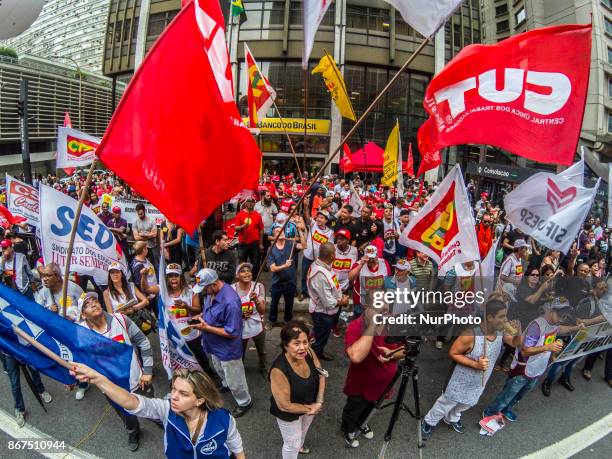 Trade union representatives gathered in front of the Office of the President of the Republic, on Avenida Paulista, on Friday afternoon , against the...