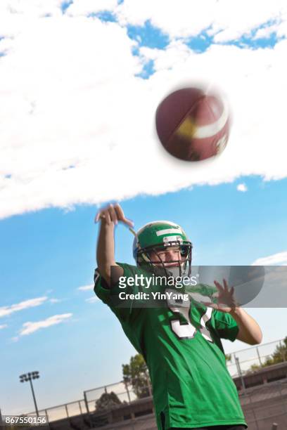 high school o university american football player giocare sul campo - quarterback foto e immagini stock