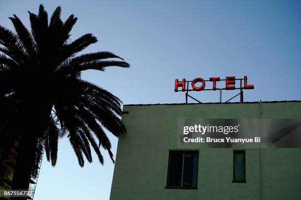 a building with neon motel sign - city of los angeles architecture stock pictures, royalty-free photos & images