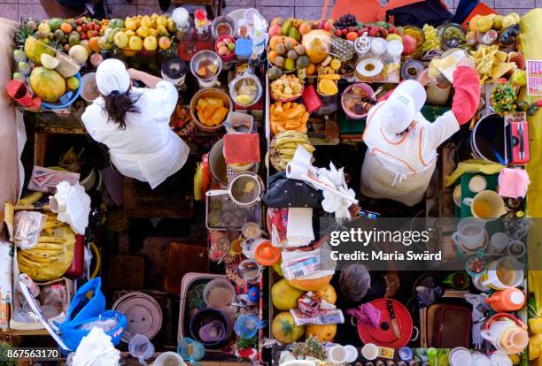 juice stalls at mercado san camilo, arequipa, peru - arequipa peru stock-fotos und bilder
