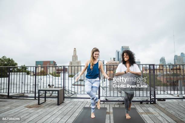 Vrouwen vrienden oefening op New York dak