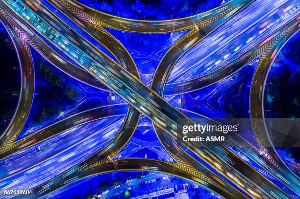 luftaufnahme von shanghai autobahn bei nacht - shanghai aerial view motorway skyline stock-fotos und bilder