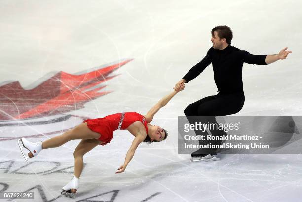 Liubov Ilyushechkina and Dylan Moscovitch of Canada perform in the pairs free skating during the ISU Grand Prix of Figure Skating at Brandt Centre on...
