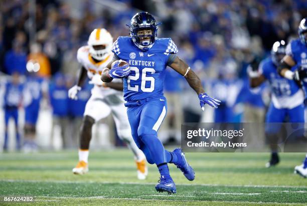 Benny Snell Jr of the Kentucky Wildcats runs with the ball against the Tennessee Volunteers at Commonwealth Stadium on October 28, 2017 in Lexington,...