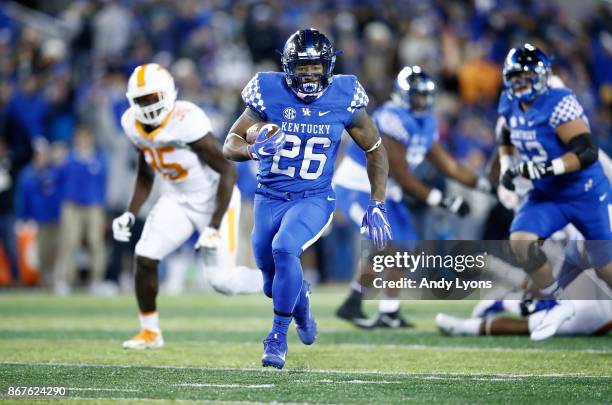 Benny Snell Jr of the Kentucky Wildcats runs with the ball against the Tennessee Volunteers at Commonwealth Stadium on October 28, 2017 in Lexington,...