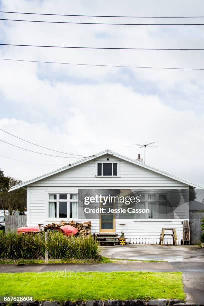 a traditional new zealand bungalow - housing new zealand stock pictures, royalty-free photos & images