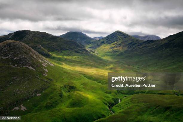 diamond hill, panorama on the twelve pins mountain range - connemara stock-fotos und bilder