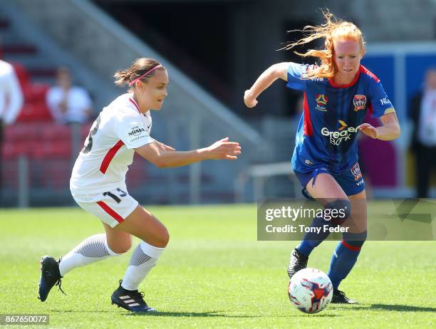 Tori Huster of the Jets and Alexandra Huynh of the Wanderers contest the ball during the round one W-League match between the Newcastle Jets and the...