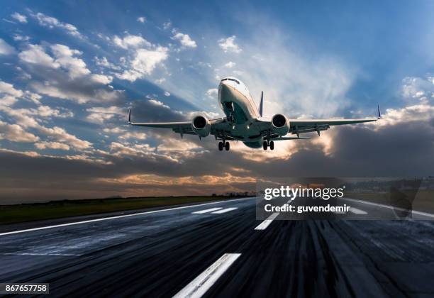 aereo passeggeri che atterra al crepuscolo - aerospace foto e immagini stock