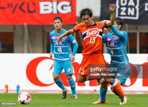 Riki Harakawa of Sagan Tosu challenges on Masaru Kato of Albirex Niigata during the J.League J1 match between Albirex Niigata and Sagan Tosu at Denka...