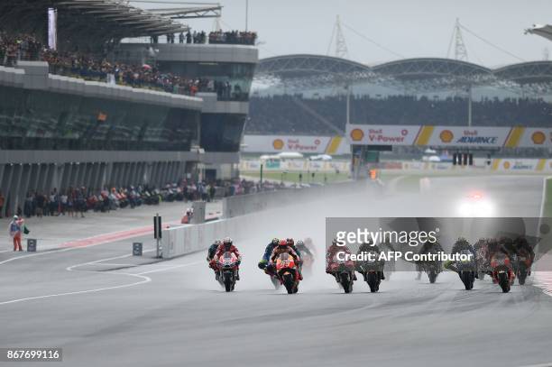 Riders compete during the Malaysia MotoGP at the Sepang International Circuit in Sepang on October 29, 2017. / AFP PHOTO / MOHD RASFAN