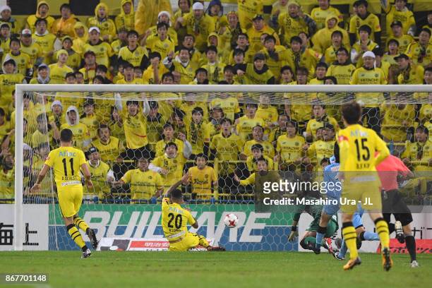 Ramon Lopes of Kashiwa Reysol scores the opening goal during the J.League J1 match between Kashiwa Reysol and Kawasaki Frontale at Hitachi Kashiwa...